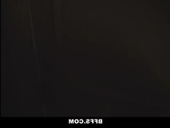 Брюнетка прыгает на большой член