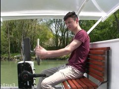 Тёлку трахают большим членом