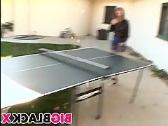 Огромный член входит в писю девушки