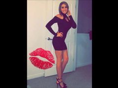 Красиво дрочит огромный член