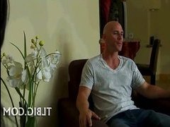Самый огромный хуй ебет оггомную пизду
