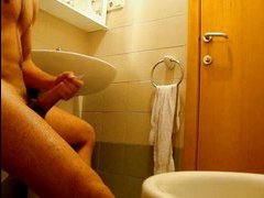 Большой член в пилотке крупным планом