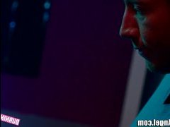 Насадилась на огромный пенис