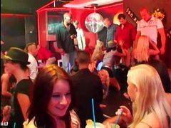Огромный член засовывает по самые яйца