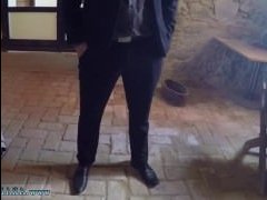 Две зрелые женщины сосут большой член