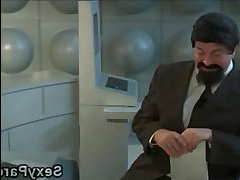 Телки спорят в кого глубже войдет огромный член