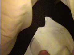 Парень дрочит свой большой член hd видео