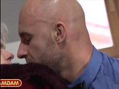 Зрелая брюнетка сосет большой член